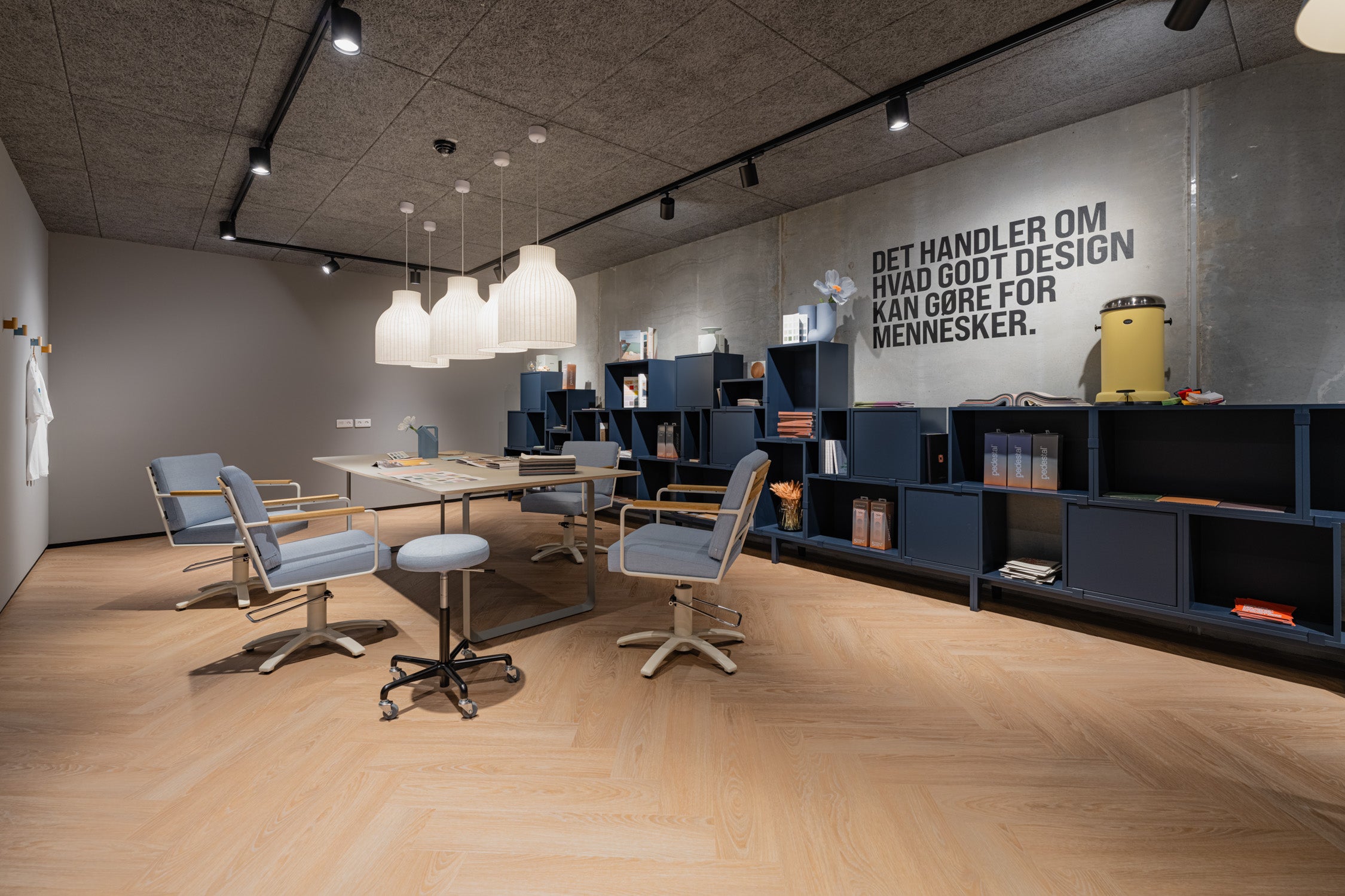 Studie til indretning af frisørsaloner. Lokalet er indrettet med frisørmøbler som frisørstole og en klippestol